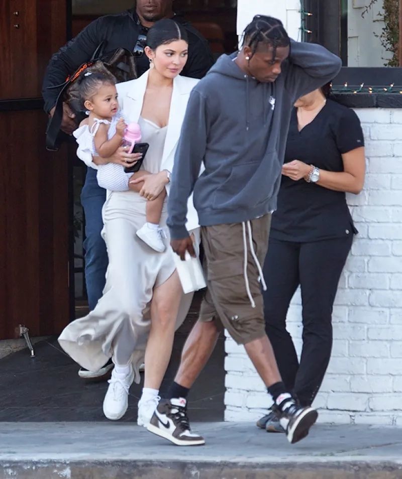她与当今的潮流天王男友 travis scott 一起生下了女儿 stormi