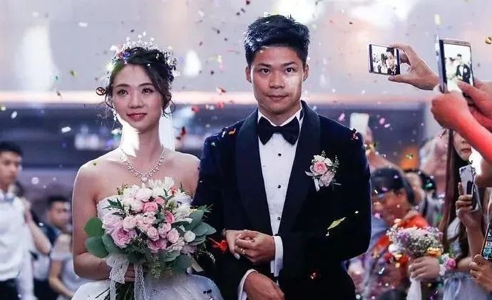 原来苏炳添跟他夫人林艳芳是青梅竹马,从学生时代直到结婚生子,一路