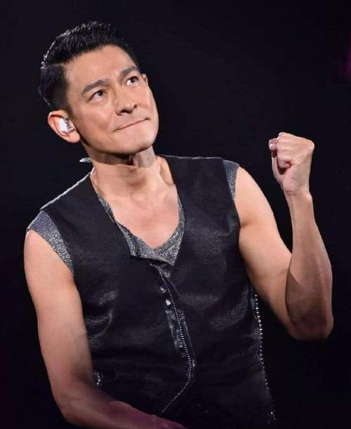 后来刘德盛生意越做越大,刘德华感到很欣慰.