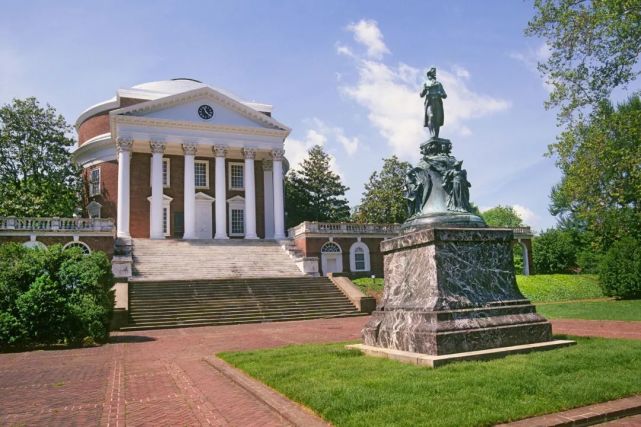 "所有在大学生活,学习或工作的学生,在即将到来的2021-2022学年,必须