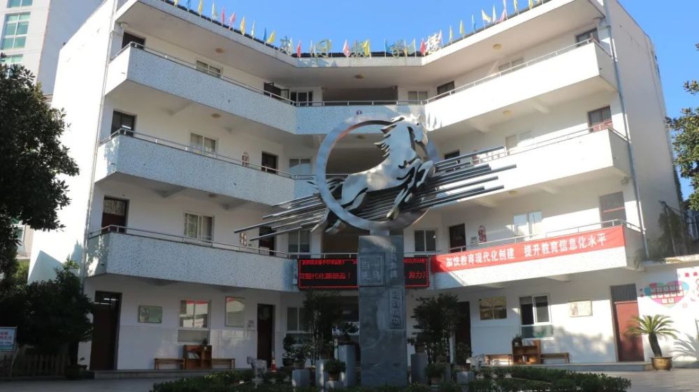 遂昌三中遂昌人熟悉两所"老学校"▲金岸村新貌▲金岸村旧貌还让进站