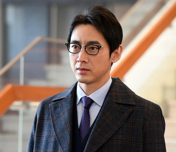 张哲瀚又被曝光,曾与日本前首相儿子合影,背景越来越复杂