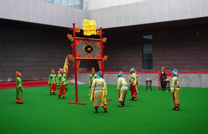 蹴鞠筑球比赛模拟但是,当蹴鞠发展到唐朝的时候,蹴鞠逐渐发生了体制上