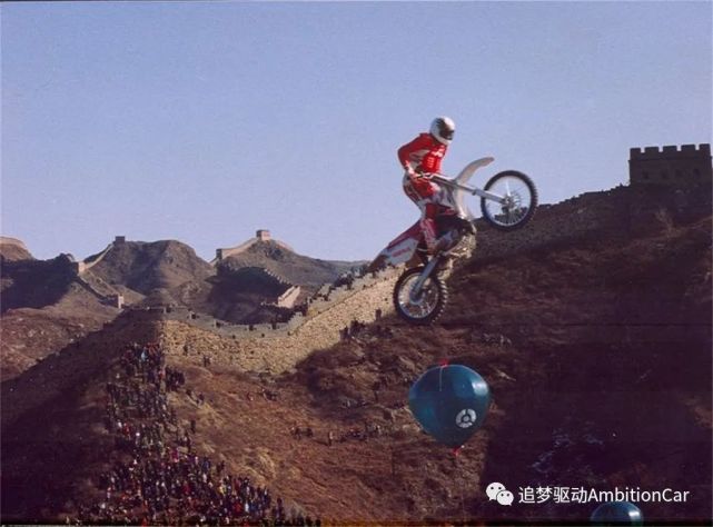 1986年担任成龙电影《龙兄虎弟》的特技指导,在南斯拉夫亲自驾驶跑车