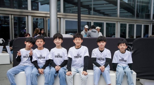 平均年龄才八岁,就成团出道,熊猫少年团吃相太难看!