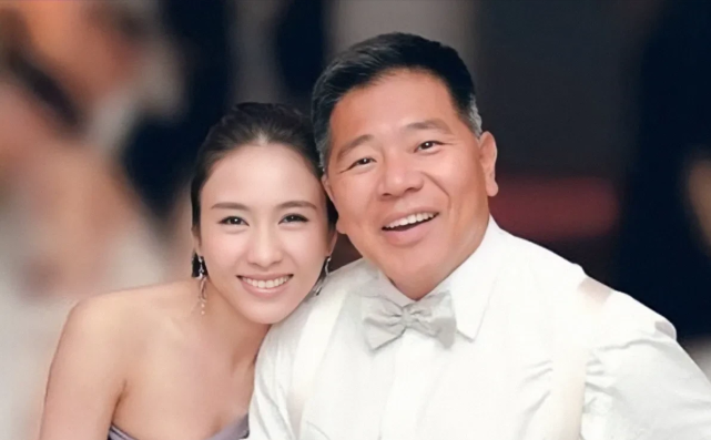 2007年,黎姿找到追了自己6年的"跛脚富豪"马廷强说:您能借我些钱吗