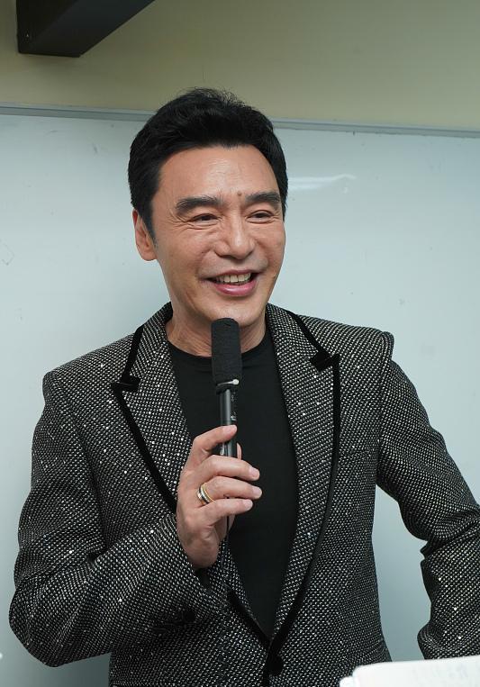 潇洒哥谈周星驰,拍戏时被他感动,他是一位天才_腾讯新闻