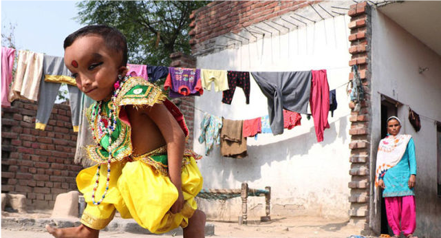 印度6岁男孩被称"象头神"转世,连父母都跪拜,网友:这娃毁了