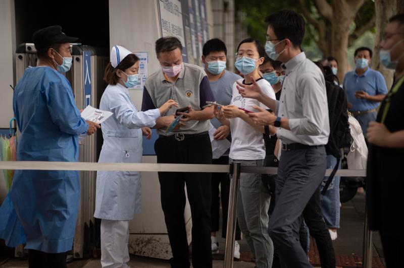 日均测核酸3500例上海这个医院核酸检测点忙中有序