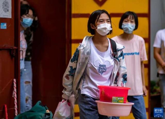 杨丽梅在宿舍休息(8月23日摄).