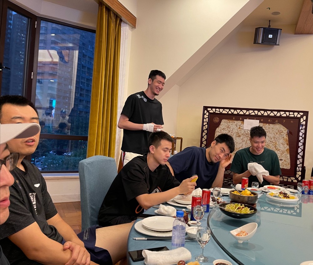 辽宁全队送别贺天举,马布里集齐五大内线,李楠迎来帮手-存档体育新闻