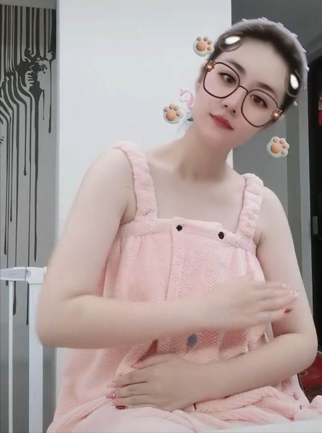 不少网友,都留言夸她的身材好,而毕畅却赶紧辟谣:"怀个锤子".