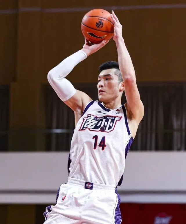 诚然,与超巨们相比,郭凯郭凯依然是小人物,但这个场均10.8分7.