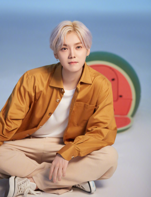 鹿晗金发卷毛造型,黑色休闲外套矜贵帅气,复古文艺范十足