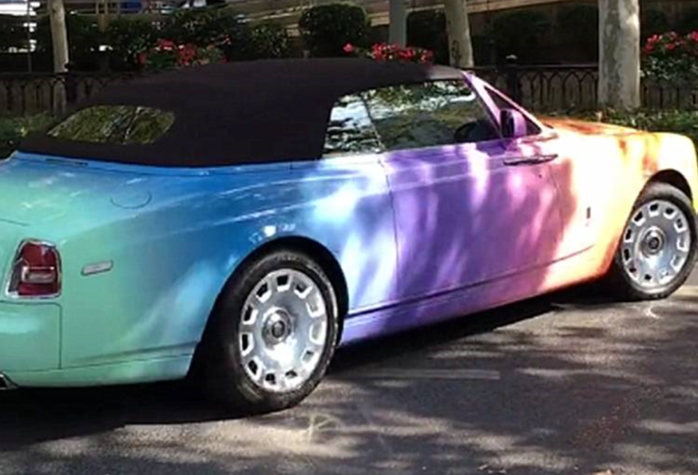 国内首辆"彩虹色"幻影现上海街头,网友:最美劳斯莱斯_腾讯新闻