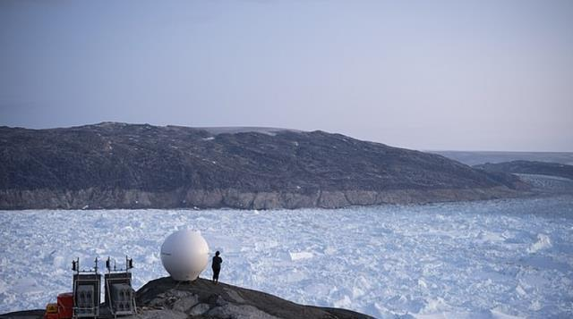 上周一个中等强度的低压中心穿过哈德逊湾巴芬岛,与丹麦海峡格陵兰岛