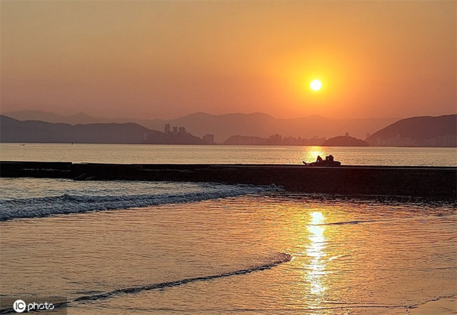 巴西海灘霞光滿天民眾散步愜意十足