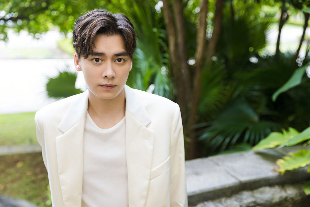 李易峰白西装清新优雅妥妥贵公子绿植背景添清爽帅气