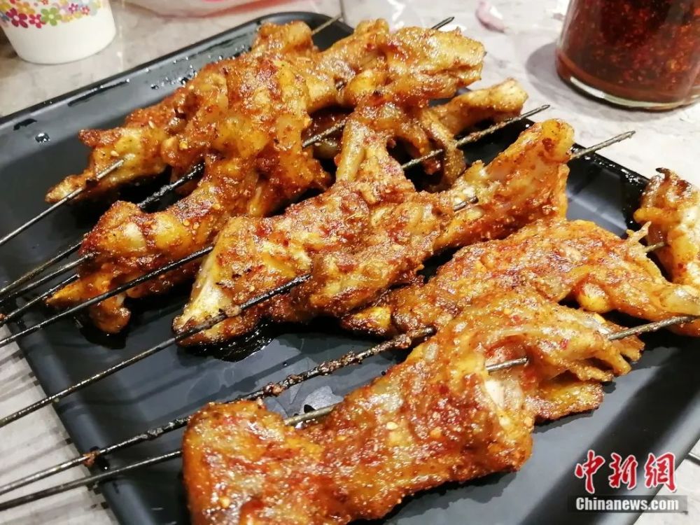 烤羊腱子 何倩楠 摄或点一只烤羊腿,油滋滋的羊腿肉,被烤得金黄酥脆