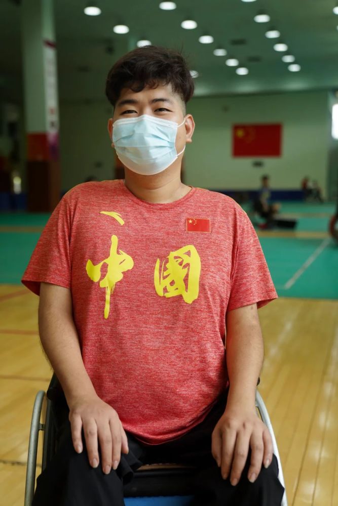 赵旭在百米决赛奋力冲刺打破了欧美运动员在这个项目的垄断成就了中国