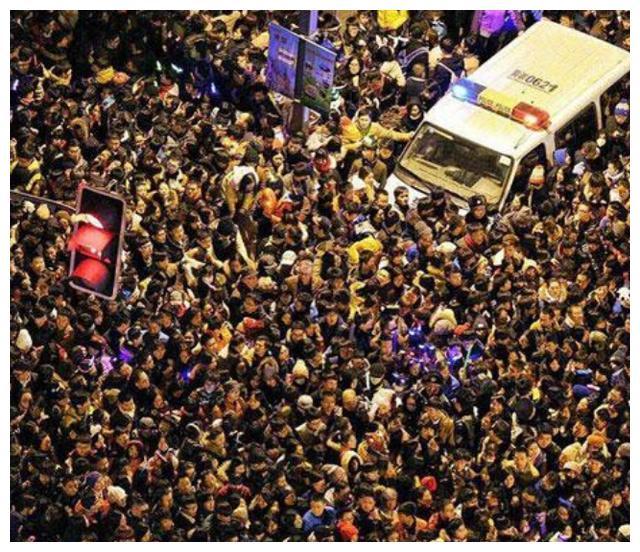 回顾2014年上海外滩踩踏事故36人遇难家属获80万赔偿11名干部被处分