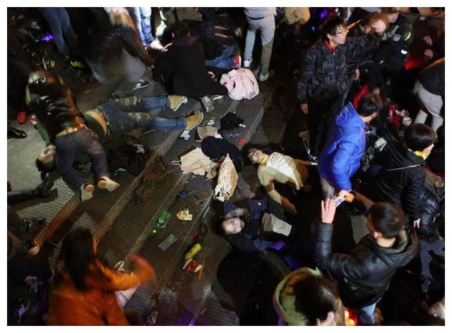 回顾2014年上海外滩踩踏事故36人遇难家属获80万赔偿11名干部被处分