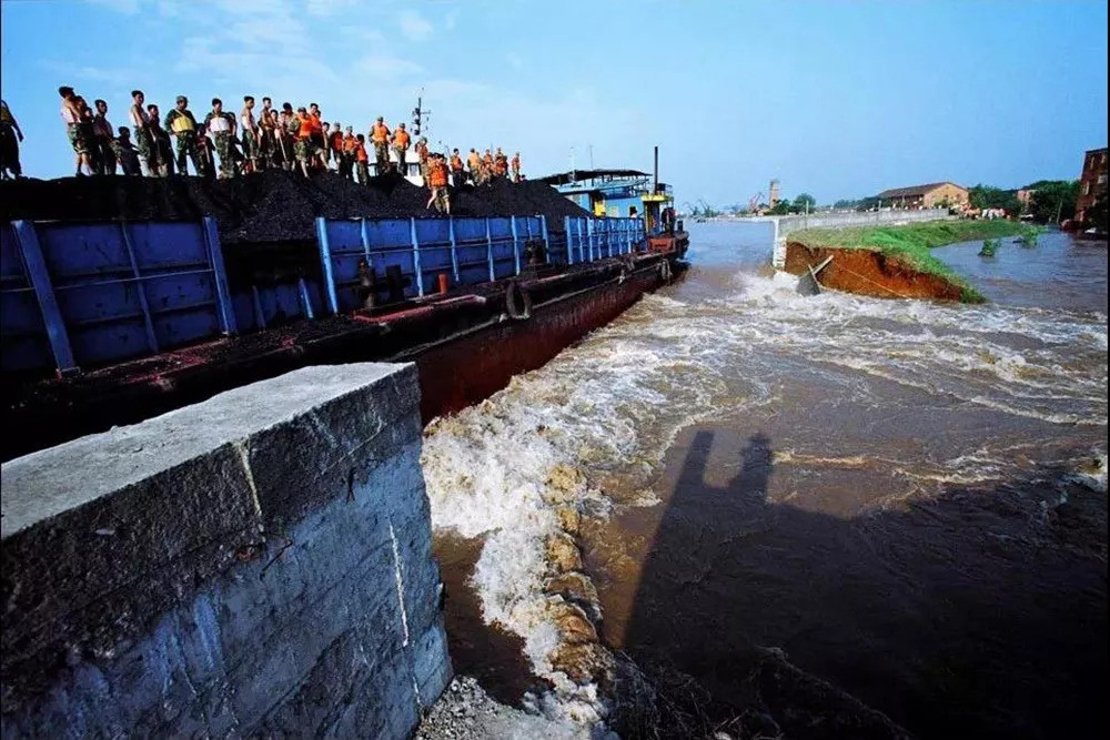 河南卫河决堤有多险拿十多辆卡车堵洪水口没有其它的办法吗