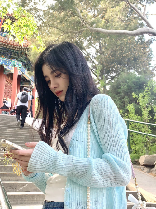 鞠婧祎对镜自拍生图下的腰围成谜女明星自律性太可怕