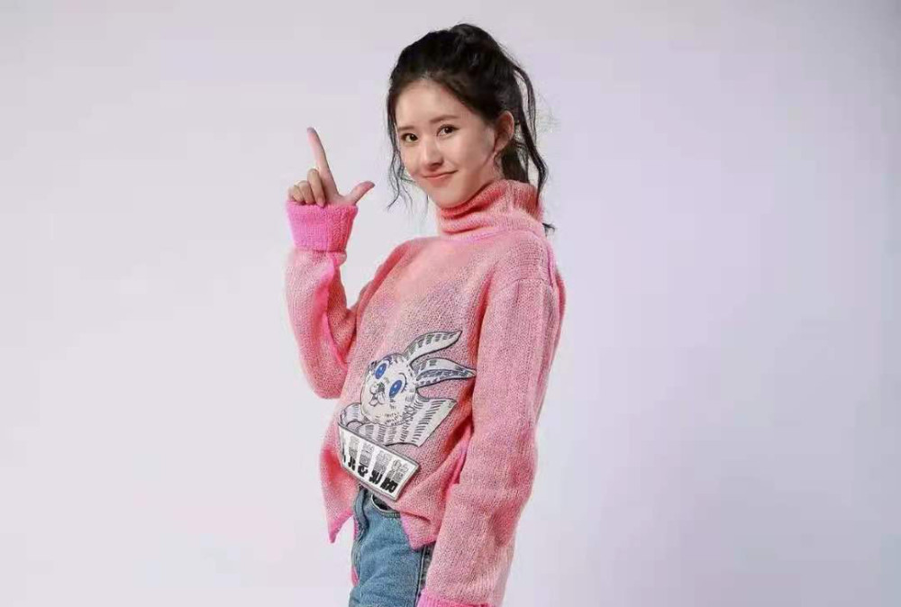 皮肤黝黑略显成熟,发量浓密令人羡慕 - 赵露思礼服照 - 实验室设备网