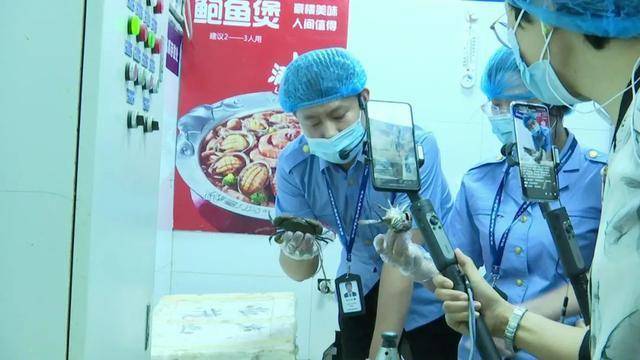 蟹煲排行榜_执法人员上门检查胖哥俩肉蟹煲涉事门店,有店员提前丢弃店内食材