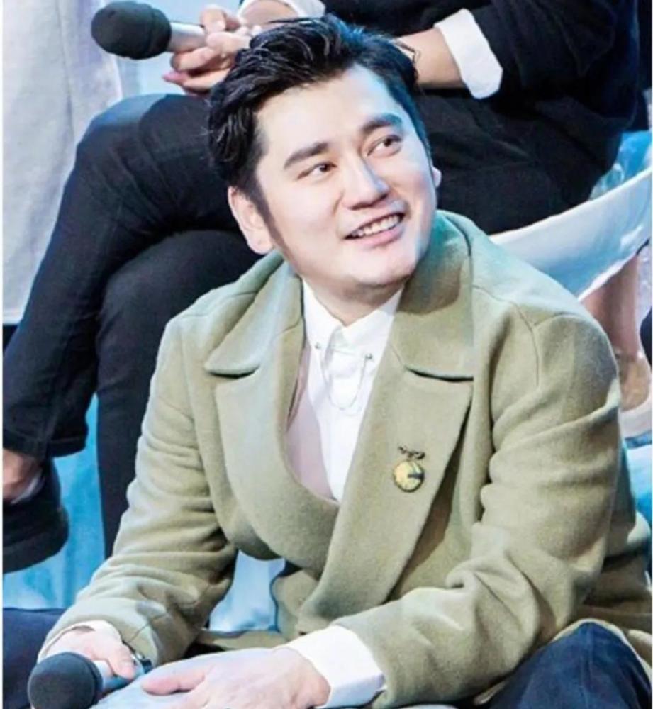 一女孩爆料称自己被钱枫强奸,钱枫给她下跪,给她转账