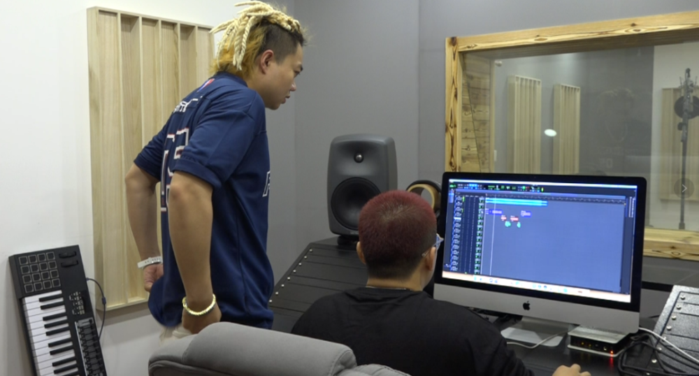 对于歌手李承铉对自己歌曲的演艺,郝安剑远赞不绝口.