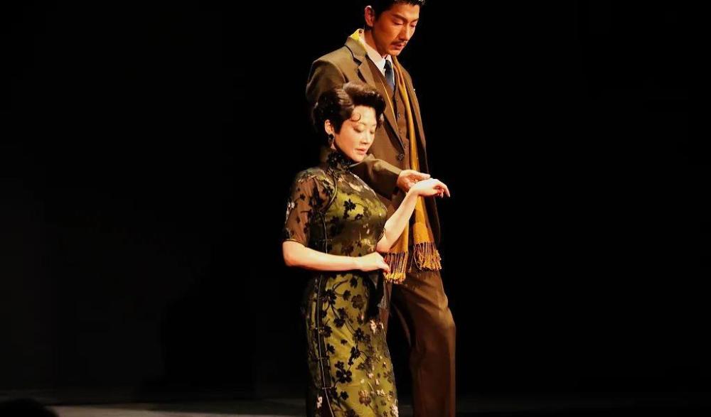 许晴穿旗袍优雅复古 与肖战对戏演话剧_腾讯新闻