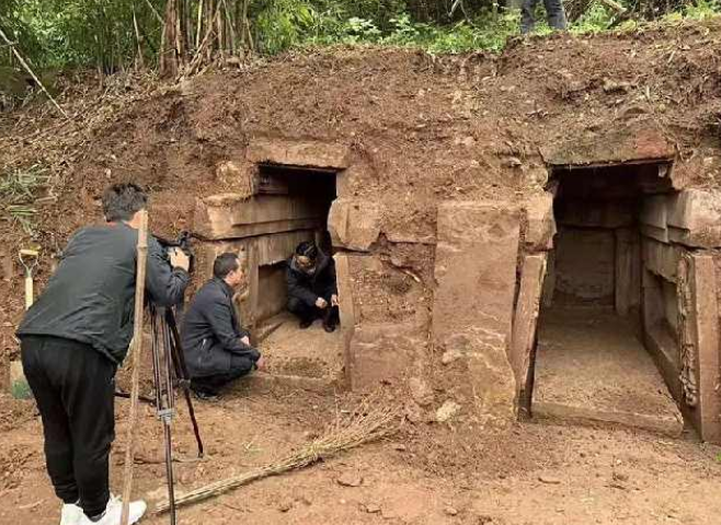 考古家在偏僻農村發現古墓3歲孩童佩戴3000年前龍鐲身份成謎