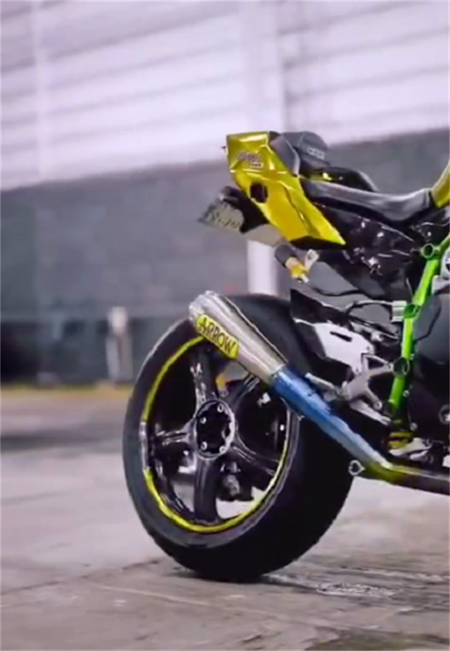 "香槟金"川崎h2,车价36万,贴膜花5位数,上街回头率高