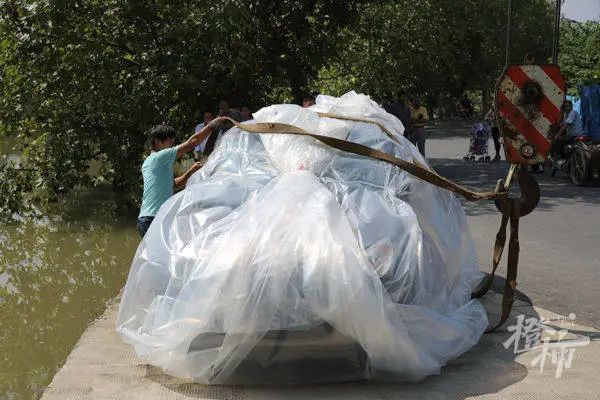 郑州市民硬核防雨带火汽车防水袋