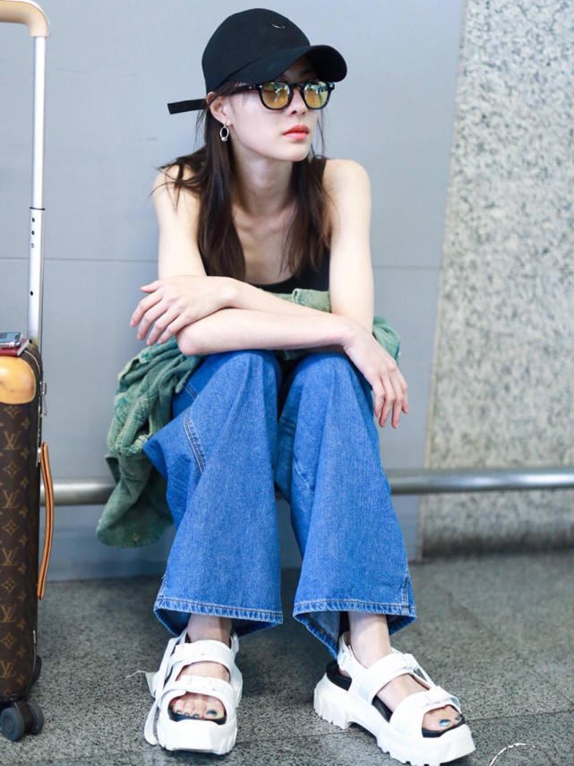 钟楚曦的秋季穿搭真漂亮,印花背心搭配牛仔裤,双腿笔直修长绝了