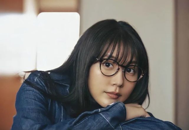 组图:"村花"有村架纯化身眼镜娘,花店写真大片温柔静谧