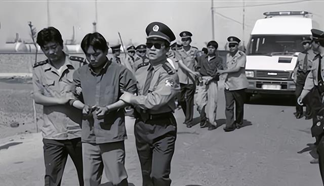 回顾变态杀人魔程鹏:因仇恨先后杀害6人,分尸,烹尸喂狗_腾讯新闻