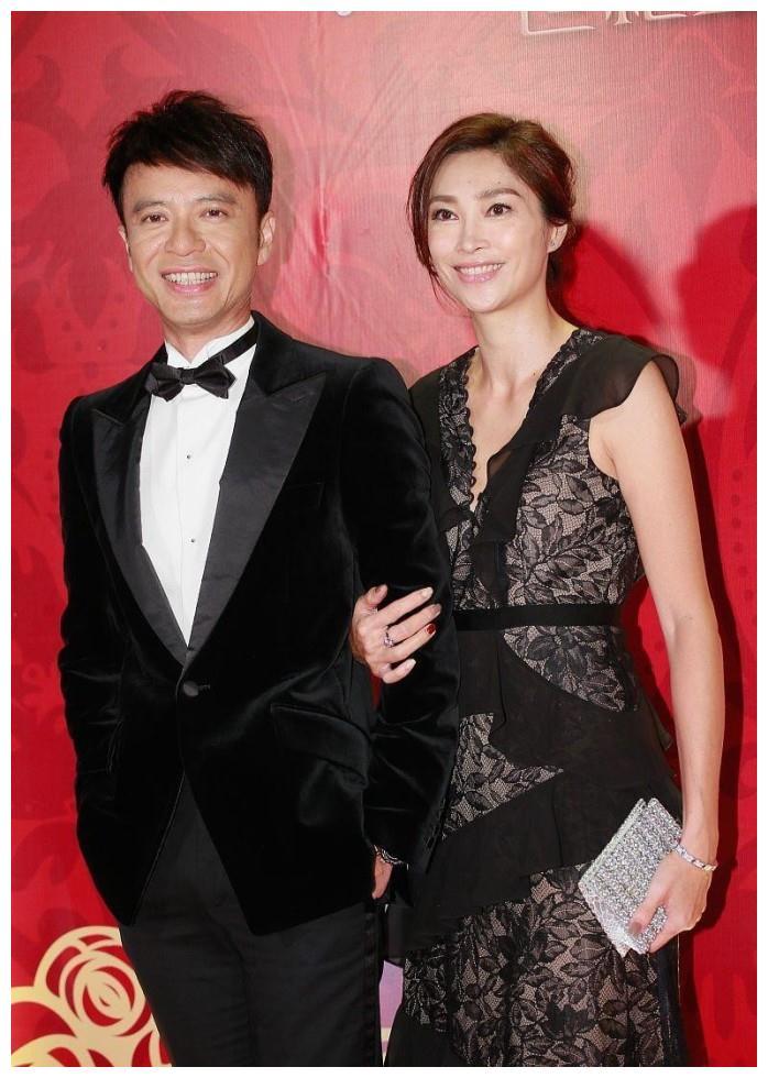 李克勤的妻子真有气质,不仅身材很纤瘦,五官看着也挺"大方"的