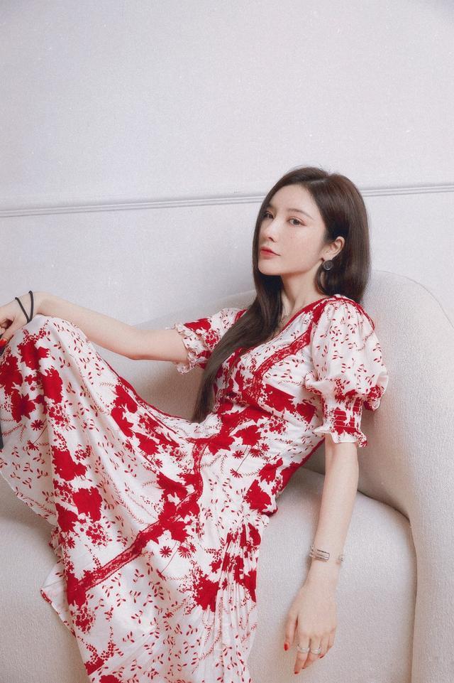 戴燕妮到底是女团出身穿阿姨辈的裙子仍惊艳还意外显身材
