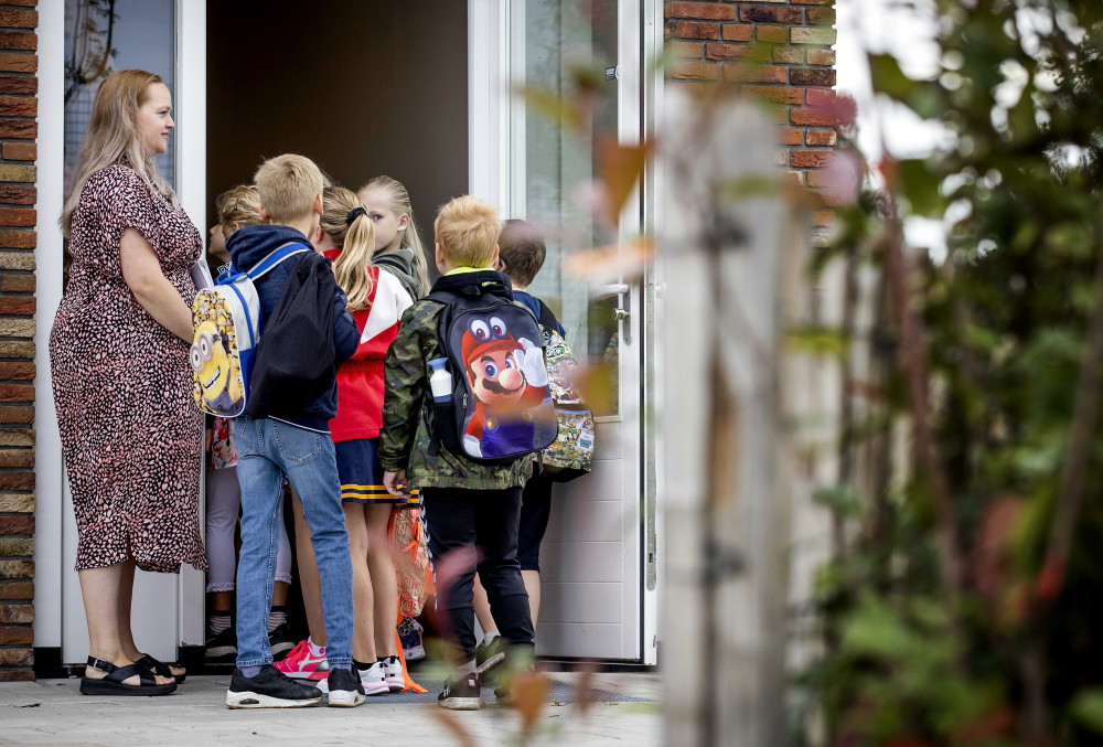 8月23日,荷兰奥斯特赫伊曾一所小学的学生们返校上课.