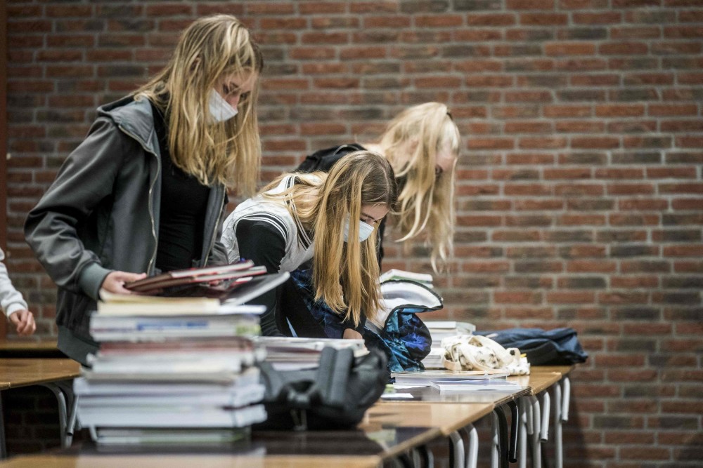 新华社/法新8月23日,荷兰奥斯特赫伊曾一所小学的学生们返校上课.