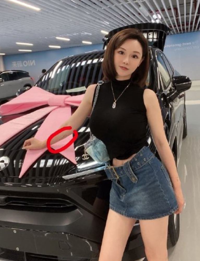 疑似"小艺"真人照被扒,看清颜值和身材后:钱枫眼光太毒了!_腾讯新闻
