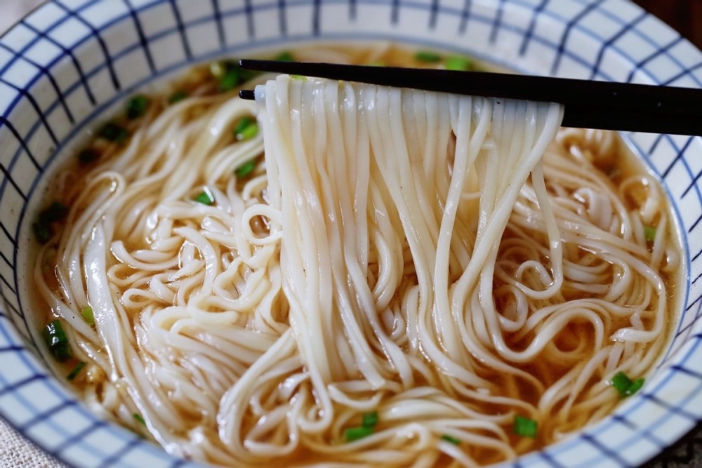 一碗阳春面汤汁清爽面条劲道好做也好吃