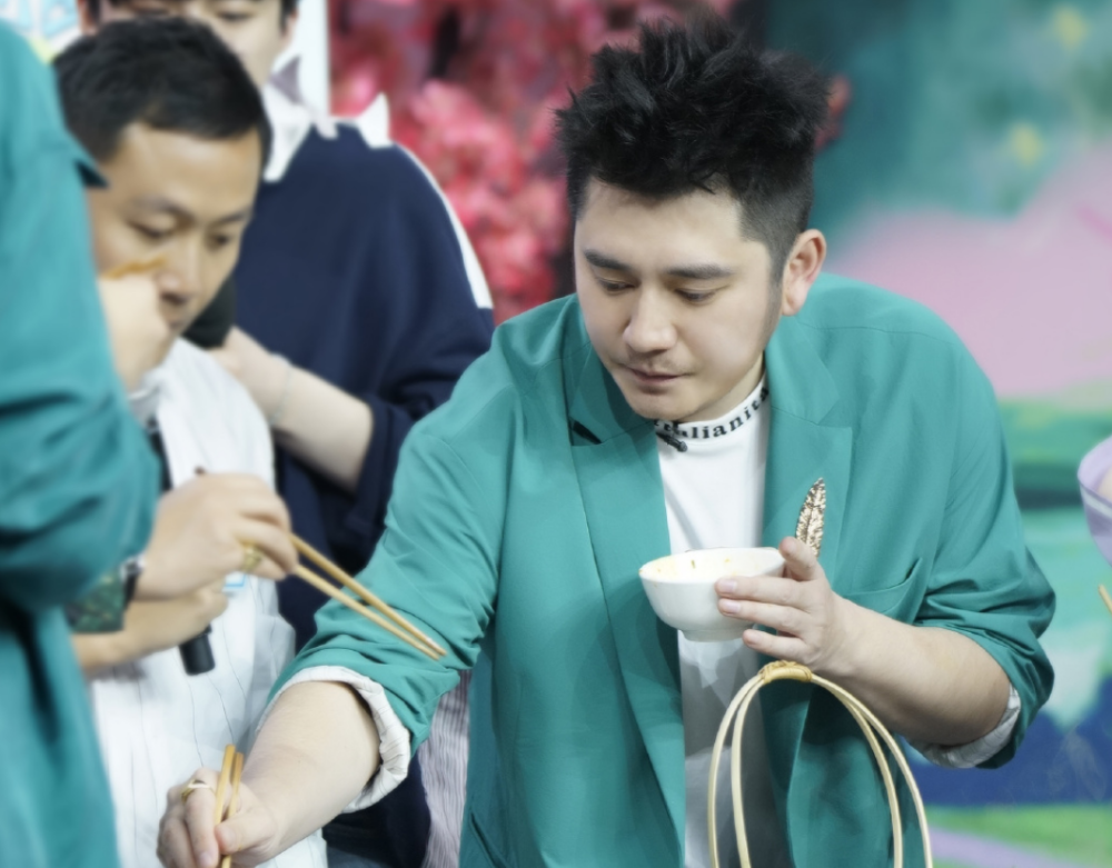 自称被钱枫侵犯的小艺正脸照曝光!曾还参加节目,就站在钱枫身后