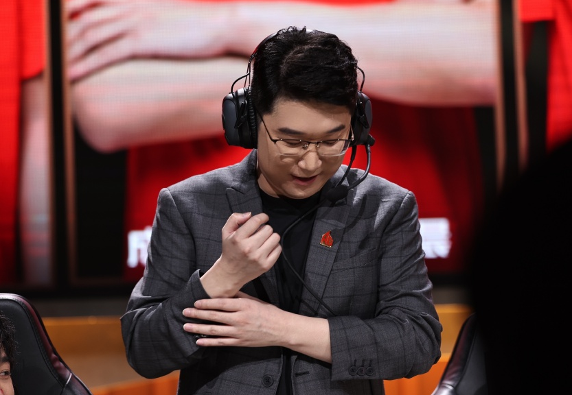 kpl官方胡乱剪辑,awoke教练被ag粉丝误会,菲菲罕见生气!