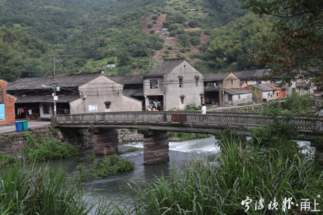 溪下村由溪东,九湾,赵家庄等6个自然村组成,依溪而建的溪东村较多保留