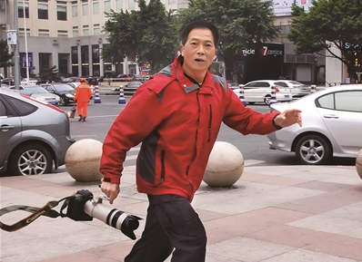 温州网讯 今年73岁的管新民是我市知名摄影家,尽管年事已高,且有听力