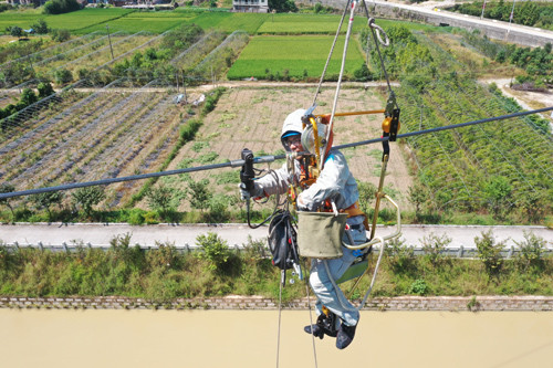 国网福州供电公司修补导线用上了电动飞车